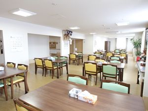 明るい広々とした食堂