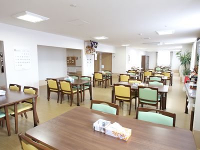 明るい広々とした食堂