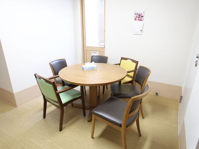 円卓と椅子のある部屋