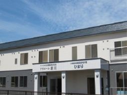 明るい建物のエントランス