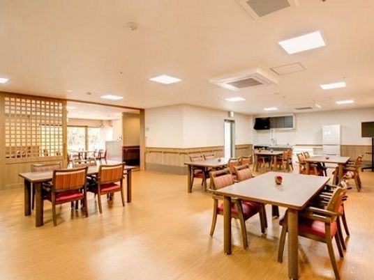 広々とした食堂にはテーブルと椅子がゆとりを持って配置されている。天井にはいくつもの照明と空調が取り付けられている。
