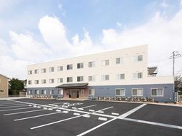 明るい日差しの外観