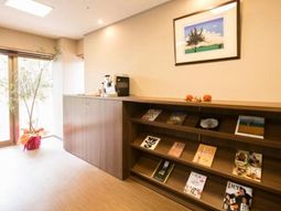 明るいラウンジコーナー