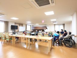 広々リビングルーム活動風景