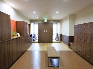 廊下とロッカーのある空間