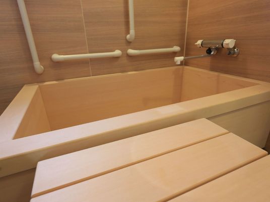 浴室のひとつとして、ひのき風呂タイプとなっているものが設置されている。ここではバスチェアも木製になっている。