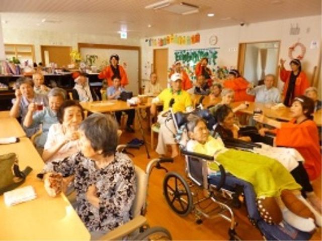 共有スペースでの憩い リビング 様々な方が集う明るいダイニングルームです。ここで交流が生まれ、楽しい食事の時間を提供しています。