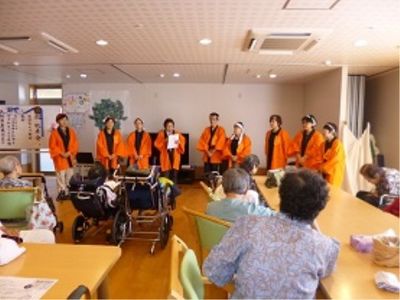 集合するスタッフと利用者