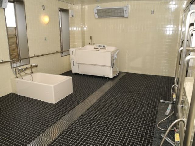 広々とした清潔な浴室 浴室 広々とした空間の浴室は、入浴しやすい工夫がされており、安心してご利用いただけます。綺麗に保たれた清潔感のあふれる設備で、日常のリフレッシュをサポートします。