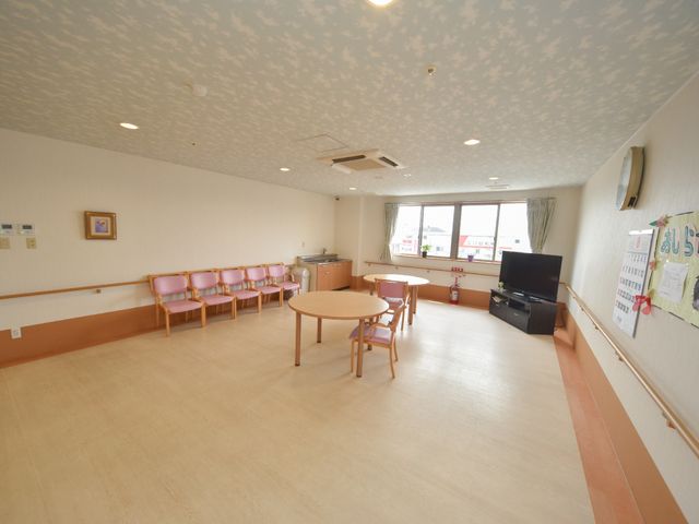 多目的に使える明るい部屋 リビングルーム ゆったり座れる待合い椅子が並び、窓からの光が心地よい空間です。テレビも設置してあり、憩いの場として最適です。