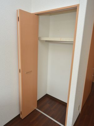 シンプルな木製クローゼット