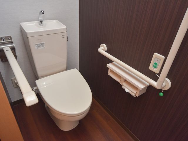 バリアフリー対応トイレ トイレ 手すり付きで安全性に優れた清潔なトイレです。利便性を考慮した設計となっています。