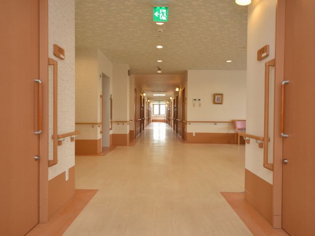 明るく広い廊下 廊下 手すり付きで安全性を考慮した、清潔感のある廊下が広がっています。
