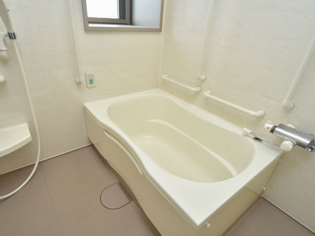 安全な手すり付き浴室 居室バスルーム 手すりが整った快適な浴室です。清潔感があり、利用しやすそうです。