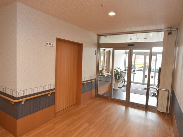 エントランスの明るい空間 エントランスホール 暖かい雰囲気の入口には、柔らかな光が差し込みます。