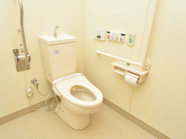 バリアフリートイレ設備 トイレ 安全かつ清潔に保たれたトイレスペースが整っています。利用者の快適さを考えた配慮がされています。