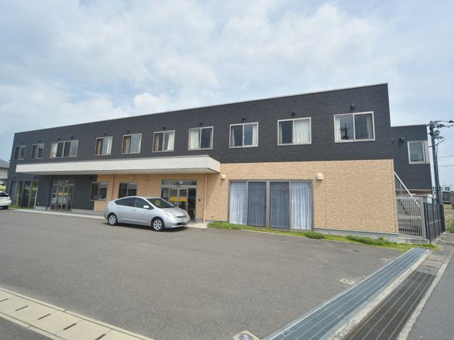 モダンな建物の外観 外観 明るい色合いでデザインされたゆとりある空間。きれいに整備されたアクセスも魅力です。