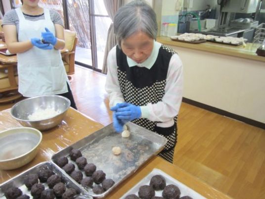 お菓子作りをする高齢者