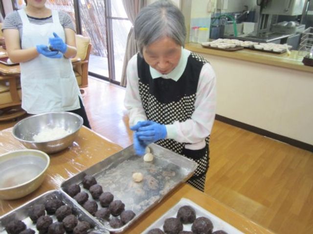 お菓子作りをする高齢者