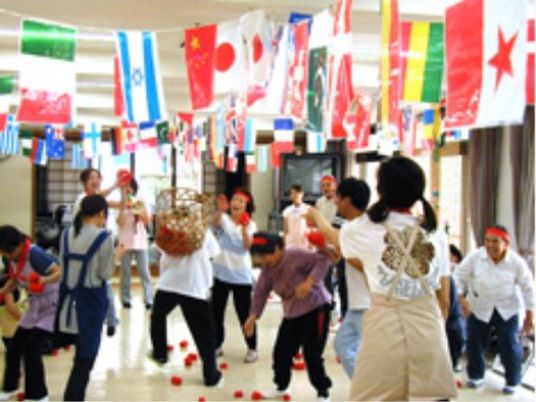 多国籍旗飾りのイベント会場