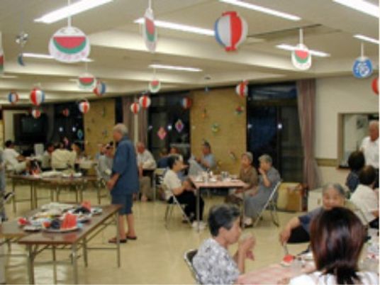賑やかな集会スペース