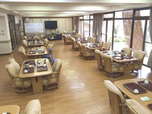 広々とした明るい食堂