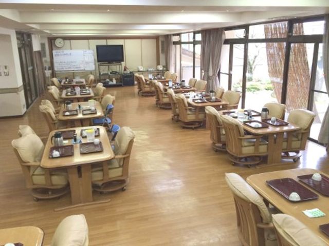 広々とした明るい食堂