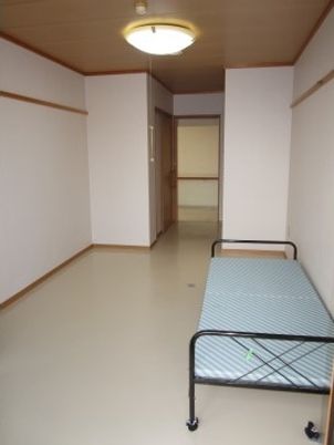 シンプルな居室の様子