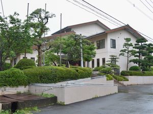緑豊かな施設外観