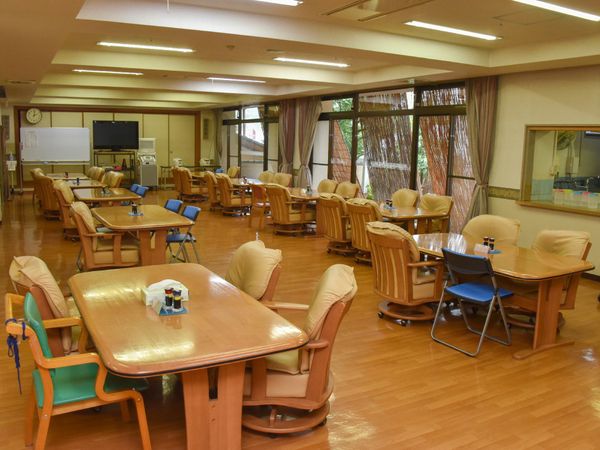 共用スペースの椅子とテーブル