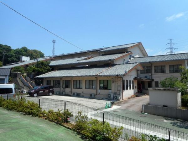 施設の外にある広場
