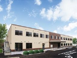 明るい外観の建物