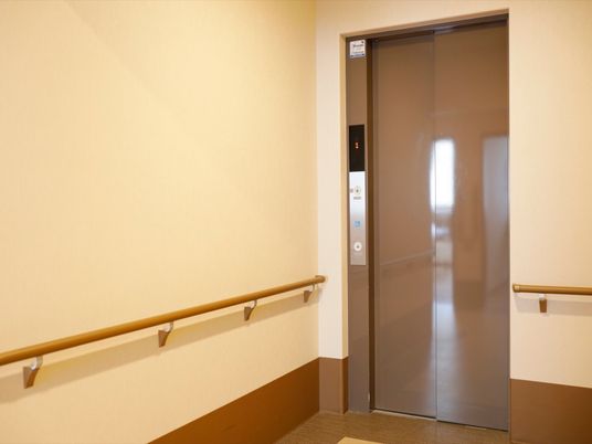 手すり付き廊下のエレベーター