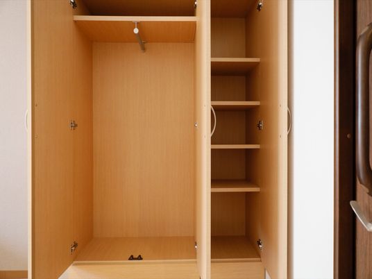 開いた木製のクローゼット