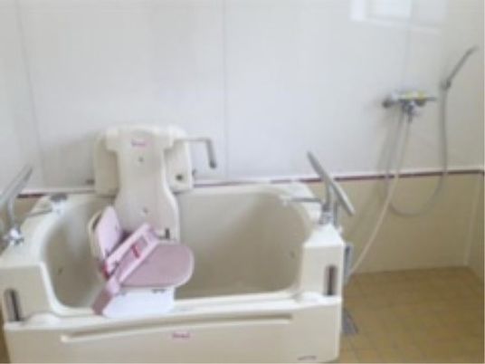 バリアフリー設計の浴室