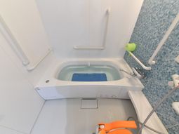 バリアフリー設計の浴室
