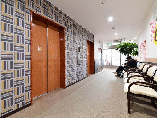 廊下に椅子と人