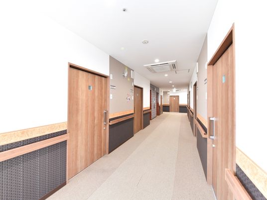 広々した清潔な廊下