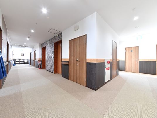 明るく広い施設の廊下