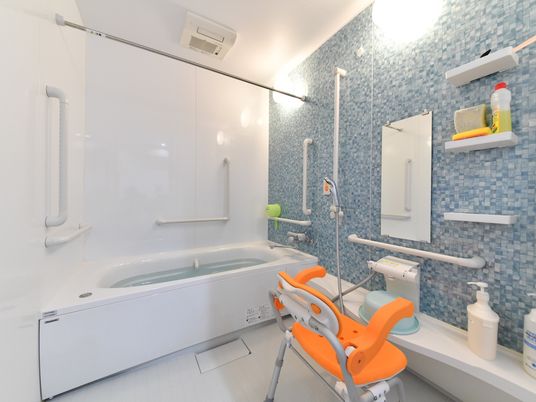 バリアフリー設計の浴室