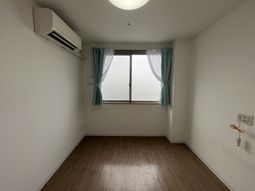 明るい個室の居室