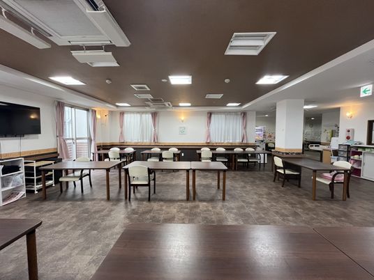 広々とした食堂空間