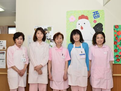 スタッフの笑顔集合写真