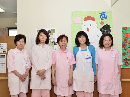 スタッフの笑顔集合写真