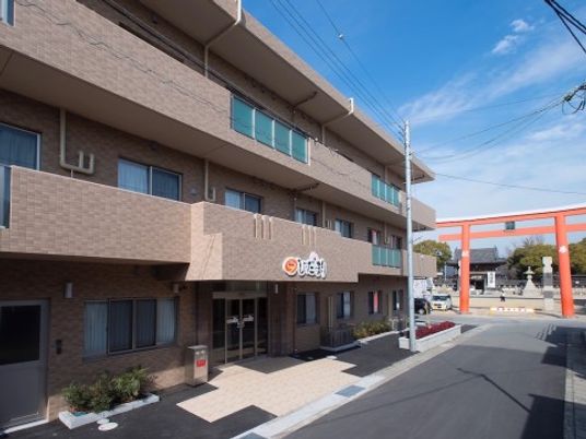 明るい日差しの外観