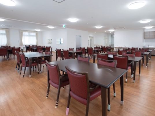 広々とした明るい食堂