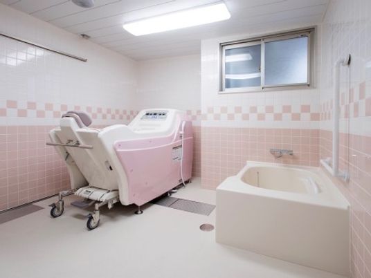 清潔なバリアフリー浴室