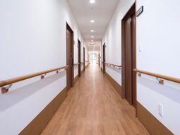 廊下の明るい空間