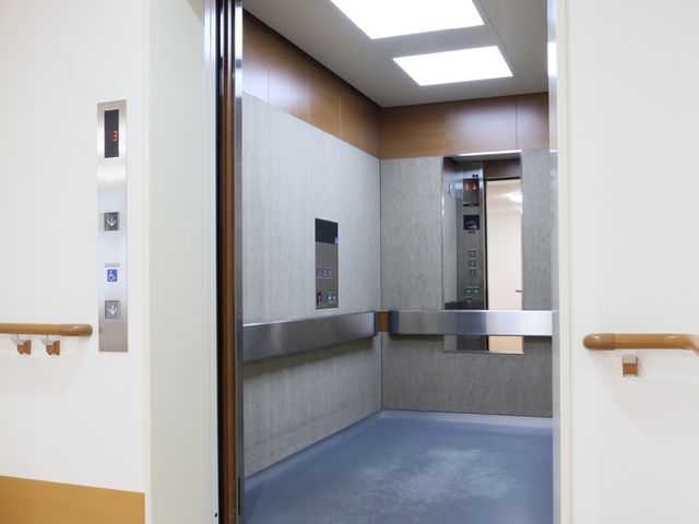 清潔感のある明るい廊下 エレベーター 優しい色合いでまとめられた廊下は、落ち着いた雰囲気があり、快適な移動をサポートします。