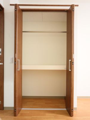木製の洋室のクローゼット